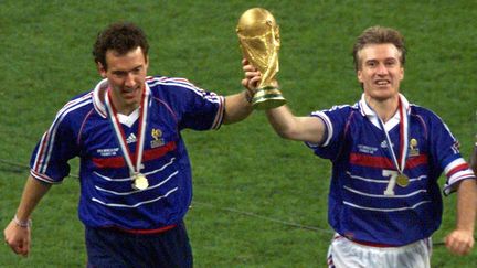 Laurent Blanc (&agrave; gauche) et Didier Deschamps (&agrave; droite), le 12 juillet 1998 au Stade de France (Seine-Saint-Denis). (THOMAS COEX / AFP)