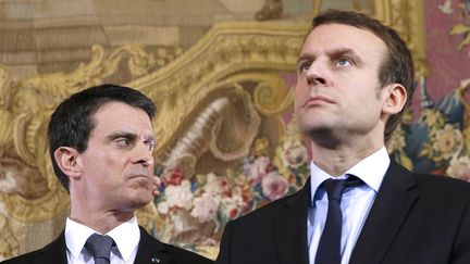 Manuel Valls et Emmanuel Macron, lors d'une conférence de presse, à Paris, le 8 février 2016.&nbsp; (PATRICK KOVARIK / AFP)