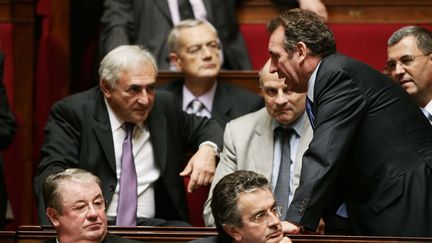 Dominique Strauss-Kahn et Fran&ccedil;ois Bayrou, lors d'une s&eacute;ance de questions au gouvernement, le 10 octobre 2006 &agrave; l'Assembl&eacute;e nationale. (CHESNOT / SIPA)