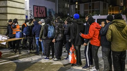 Des personnes font la queue pour recevoir une aide humanitaire tout en s’abritant du froid à la station de métro de Stalingrad à Paris, le 11 janvier 2023. (JULIEN MATTIA / ANADOLU AGENCY)