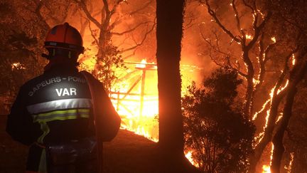 Les flammes de l'incendie qui ravage le Var depuis le 16 août ont déjà parcouru plus de 6 000 hectares. (AFP / SECURITE CIVILE)