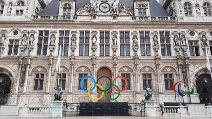 Les anneaux olympiques devant l'hôtel de ville de Paris, le 28 octobre 2021. (SYLVIE DUCHESNE/RADIOFRANCE)