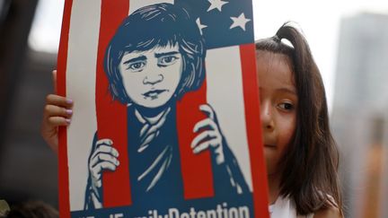 Une fillette proteste contre la séparation des migrants et de leurs enfants, le 30 juin 2018, à Chicago.&nbsp; (JIM YOUNG / AFP)