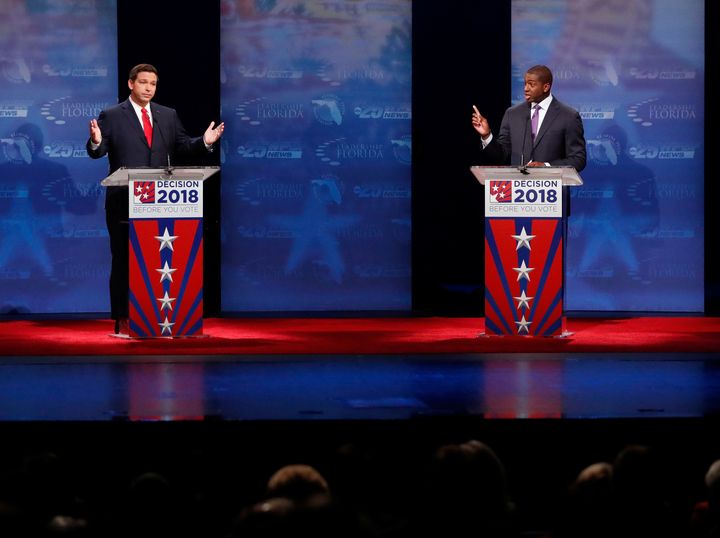 Le républicain Ron DeSantis et le démocrate Andrew Gillum s'affrontent lors d'un débat télévisé, le 24 octobre 2018, à Davie (Floride, Etats-Unis). (POOL NEW / REUTERS)