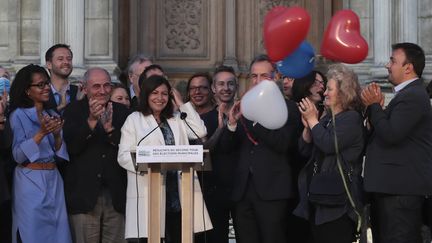 La maire socialiste de Paris, Anne Hidalgo, le 28 juin 2020 sur le parvis de l'Hôtel de Ville. (JOEL SAGET / AFP)