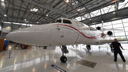 Un Falcon 7X de Dassault, le 10 novembre 2016, à Mérignac (Gironde). (MEHDI FEDOUACH / AFP)