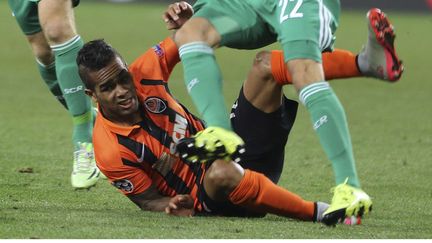 Le joueur du Shakhtar Donetsk, Alex Teixeira, lors du barrage de Ligue des champions contre le Rapid de Vienne, le 25 août 2015 à Lviv (Ukraine). (YEVHENIY KRAVS/AP/SIPA / AP)