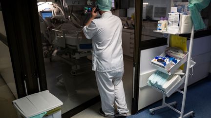 Une infirmière dans le service de réanimation d'une clinique de Muret (Haute-Garonne), le 16 novembre 2020.&nbsp; (LIONEL BONAVENTURE / AFP)