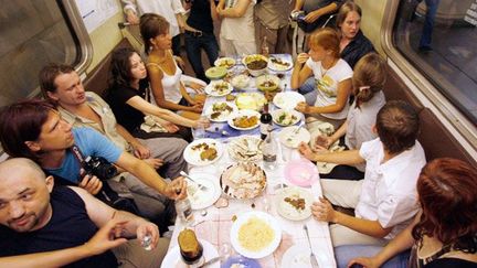 Le 24 août 2007, les activistes dressent une table dans un wagon du métro de Moscou pour célébrer les funérailles de leur ami, Dmitri Prigov.

Ce dernier, peintre, sculpteur, écrivain et poète est l'un des fondateurs et idéologue du conceptualisme russe. Son œuvre a toujours dénoncé l'idéologie soviétique. (REUTERS/Thomas Peter)