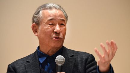 Le styliste japonais Issey Miyake lors d'une conférence de presse à Tokyo, le 15 mars 2016. (TORU YAMANAKA / AFP)