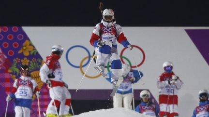 L'athl&egrave;te Maria Komissarova s'est bris&eacute; la colonne vert&eacute;brale lors d'un entra&icirc;nement de ski cross, le 15 f&eacute;vrier 2014. Elle a &eacute;t&eacute; op&eacute;r&eacute;e sur place.&nbsp; (MIKE BLAKE / REUTERS)