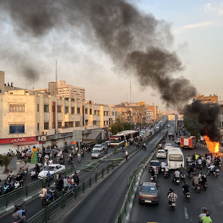 Une photo obtenue par l'AFP, montrant un véhicule en feu à Téhéran (Iran) après une manifestation, le 8 octobre 2022. (AFP)