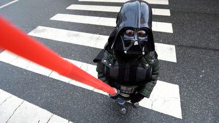 Un jeune gar&ccedil;on d&eacute;guis&eacute; en Dark Vador s'appr&ecirc;te &agrave; parader au carnaval de Wuerzburg (Allemagne), le 19 f&eacute;vrier 2012. (DAVID EBENER / MAXPPP)