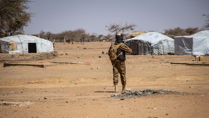 Un soldat burkinabè en mission de protection devant le camp de Goudebo. Ce camp situé à Dori, au Burkina-Faso accueille 8000 réfugiés ayant fuit les attaques djihadistes au Mali. Le 3 février 2020. (OLYMPIA DE MAISMONT / AFP)