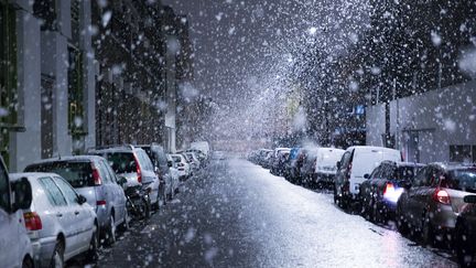 Des voitures recouvertes par de la neige à Paris, le 30 novembre 2017. (CITIZENSIDE/YANN BOHAC / AFP)