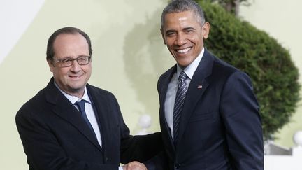 Fran&ccedil;ois Hollande accueille Barack Obama, lundi 30 novembre, &agrave; l'ouverture de la COP21 au Bourget, pr&egrave;s de Paris.&nbsp; (CHRISTIAN HARTMANN / REUTERS)