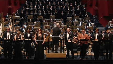 300 musiciens et chanteurs réunis sous la baguette du chef américain John Nelson pour deux représentations du monumental opéra d'Hector Berlioz, "Les Troyens".
 (Culturebox / Capture d&#039;écran)