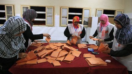 D&eacute;pouillement dans un bureau de vote de Misrata, le 7 juillet 2012. (GIOVANNI DIFFIDENTI / AFP)