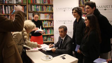 Nicolas Sarkozy, lors d'une séance de dédicaces à la librairie Lamartine dans le 16e arrondissement de Paris, le 29 janvier 2016. (CLEMENT PARROT / FRANCETV INFO)