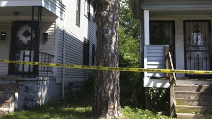 Le p&eacute;rim&egrave;tre de s&eacute;curit&eacute; autour des maisons o&ugrave; ont &eacute;t&eacute; d&eacute;couverts deux cadavres de femmes, &agrave; East Cleveland (Ohio, Etats-Unis), le 21 juillet 2013. ( REUTERS)