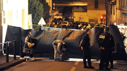 La police enqu&ecirc;te sur la sc&egrave;ne du meurtre de Farid Tir, &agrave; Marseille le 11 avril 2012. (GERARD JULIEN / AFP)