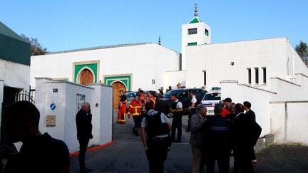 Des passants, des policiers et des membres des secours devant la mosquée de Bayonne, le 28 octobre 2019, après qu'un homme a ouvert le feu, blessant deux personnes par balles. (MAXPPP)