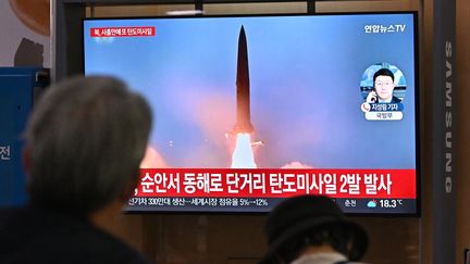 A Séoul, sur une chaîne de télévision sud-coréenne, une émission d'information montre des images d'archives d'un essai de missile nord-coréen, le 28 septembre 2022.&nbsp; (JUNG YEON-JE / AFP)