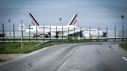 Des avions de la compagnie Air France, le 24 avril 2018, sur le tarmac de l'aéroport Roissy-Charles-de-Gaulle. (STEPHANE DE SAKUTIN / AFP)