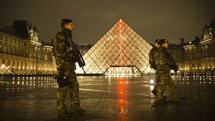 François Hollande débloque des moyens supplémentaires aux armées 