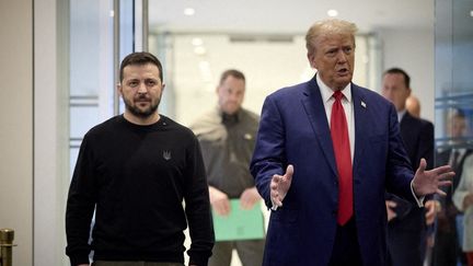 Volodymyr Zelensky et Donald Trump lors d'une rencontre à New York, aux Etats-Unis, le 27 septembre 2024. (UKRAINIAN PRESIDENTIAL PRESS SERVICE / AFP)