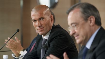 Zinedine Zidane avec le président du Real Madrid, Florentino Pérez, le 3 juin 2011 à Madrid (Espagne). (GETTY IMAGES)