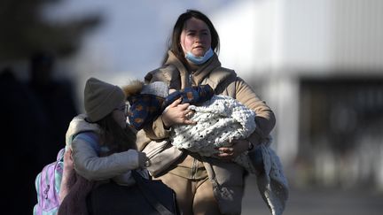 Des citoyens ukrainiens arrivent en Roumanie au poste frontière de Siret, à Suceava, le vendredi 25 février 2022. Photo d'illustration. (ALEX NICODIM / NURPHOTO)