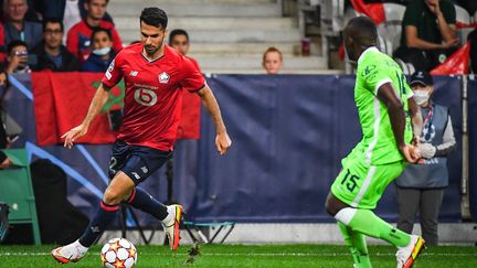 Le défenseur lillois Zeki Celik balle au pied face à Wolfsburg, le 14 septembre 2021 au Stade Pierre Mauroy. (MATTHIEU MIRVILLE / DPPI / AFP)