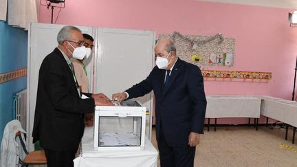 Le président algérien Abdel-Madjid Tebboune vote à Alger le 12 juin 2021 lors des élections législatives anticipées. (PRESIDENCY OF ALGERIA / HANDOUT / ANADOLU AGENCY)