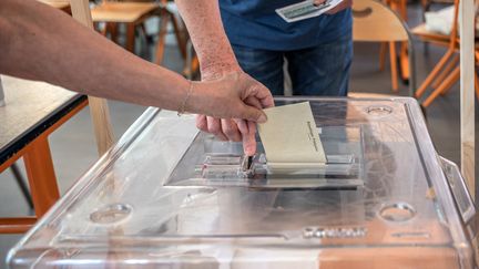 Un bureau de vote à Paris, lors du premier tour des élections législatives le 12 juin 2022. (SOPHIE LIBERMANN / HANS LUCAS / AFP)