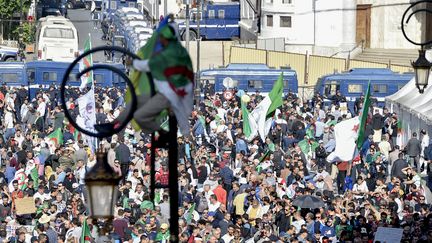 À Alger, les manifestants réclament une "nouvelle indépendance", ce vendredi 1er novembre, 65 ans après le début de la guerre contre le colonisateur français. (RYAD KRAMDI / AFP)