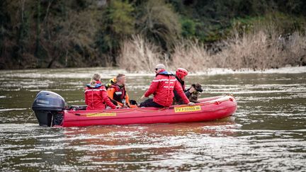 Des équipes sont à la recherche des personnes disparues après les intempéries, le 12 mars 2024 à Dions (Gard). (MIKAEL ANISSET / MAXPPP)