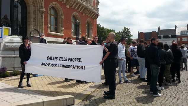 &nbsp; (Le collectif d'extrême-droite "Sauvons Calais" manifestait également © France Info/Benjamin Illy)