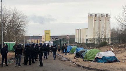 Les camps de migrants sont démantelés les uns après les autres à Calais (illustration). (EMMANUEL BOUIN / RADIO FRANCE)