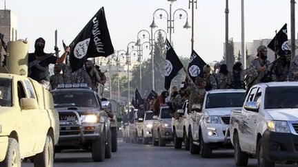 Parade militaire de Daech dans la province de Raqqa (Syrie) le 30 juin 2014 pour célébrer la proclamation d'un «califat» dans les territoires occupés par l'organisation islamiste en Syrie et en Irak. (Reuters)