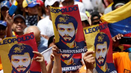 Des manifestants brandissent des affiches de l'opposant politique Leopoldo Lopez, à Caracas au Venezuela, le 9 juillet 2017. (ANDRES MARTINEZ CASARES / REUTERS)