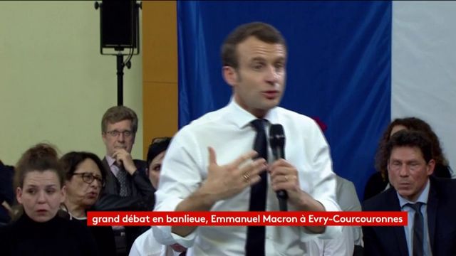 "Je ne crois pas du tout aux gens qui font des murs", lance Macron