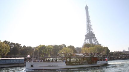 Cinq embarcations des Vedettes de Paris participeront à la parade du 26 juillet 2024, photo d'illustration. (OLIVIER BOITET / MAXPPP)