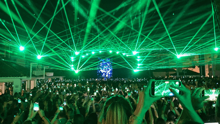 Environ 8 000 personnes assistent chaque semaine au spectacle de David Guetta à Ushuaia à Ibiza. (Cyril Destracque / RADIOFRANCE)