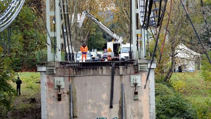 Le tablier du pont s'est effondré alors que des véhicules roulaient dessus, le 18 novembre 2019. (MAXPPP)