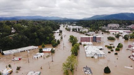 Les images des dégâts causés par la tempête Helene sont stupéfiantes. Une catastrophe d'une ampleur encore jamais vue dans le pays. La Maison Blanche parle de 600 morts probables s'ajoutant aux 130 victimes déjà identifiées.