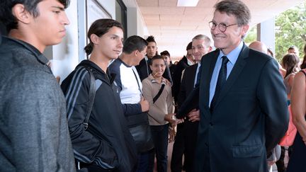 Le ministre de l'Education nationale,&nbsp;Vincent Peillon, visite un coll&egrave;ge de Marseille (Bouches-du-Rh&ocirc;ne), le 16 septembre 2013. (ANNE-CHRISTINE POUJOULAT / AFP)