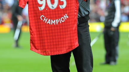 Usain Bolt prend la pose avec son maillot de Manchester United. (ANDREW YATES / AFP)