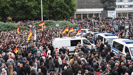 Des manifestants défilent à Chemnitz (Allemagne) pour dénoncer la politique migratoire d'Angela Merkel, le 1er septembre 2018. (RALF HIRSCHBERGER / DPA / AFP)