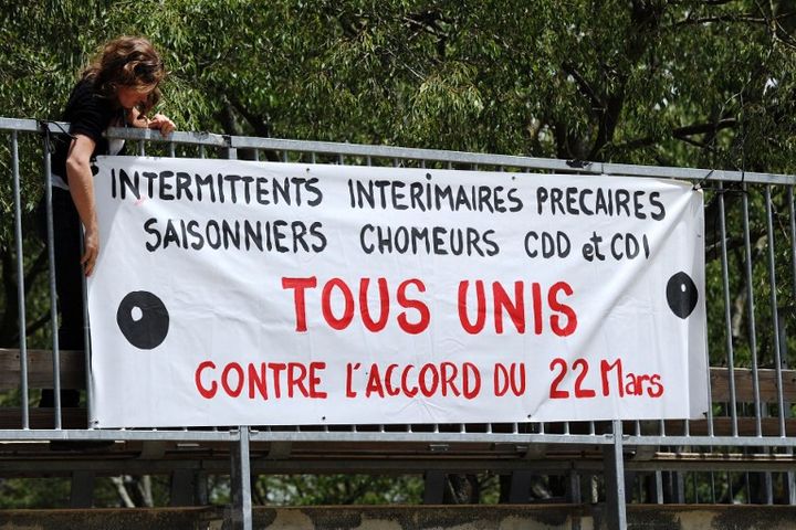 Une femme pose une bannière à Montpellier le 6 juin 2014 pour la reconduction de la grève des intermittents
 (SYLVAIN THOMAS / AFP)